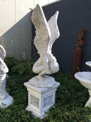 Sehr großer kniender Engel mit erhobenen Flügeln, schöne Steinskulptur